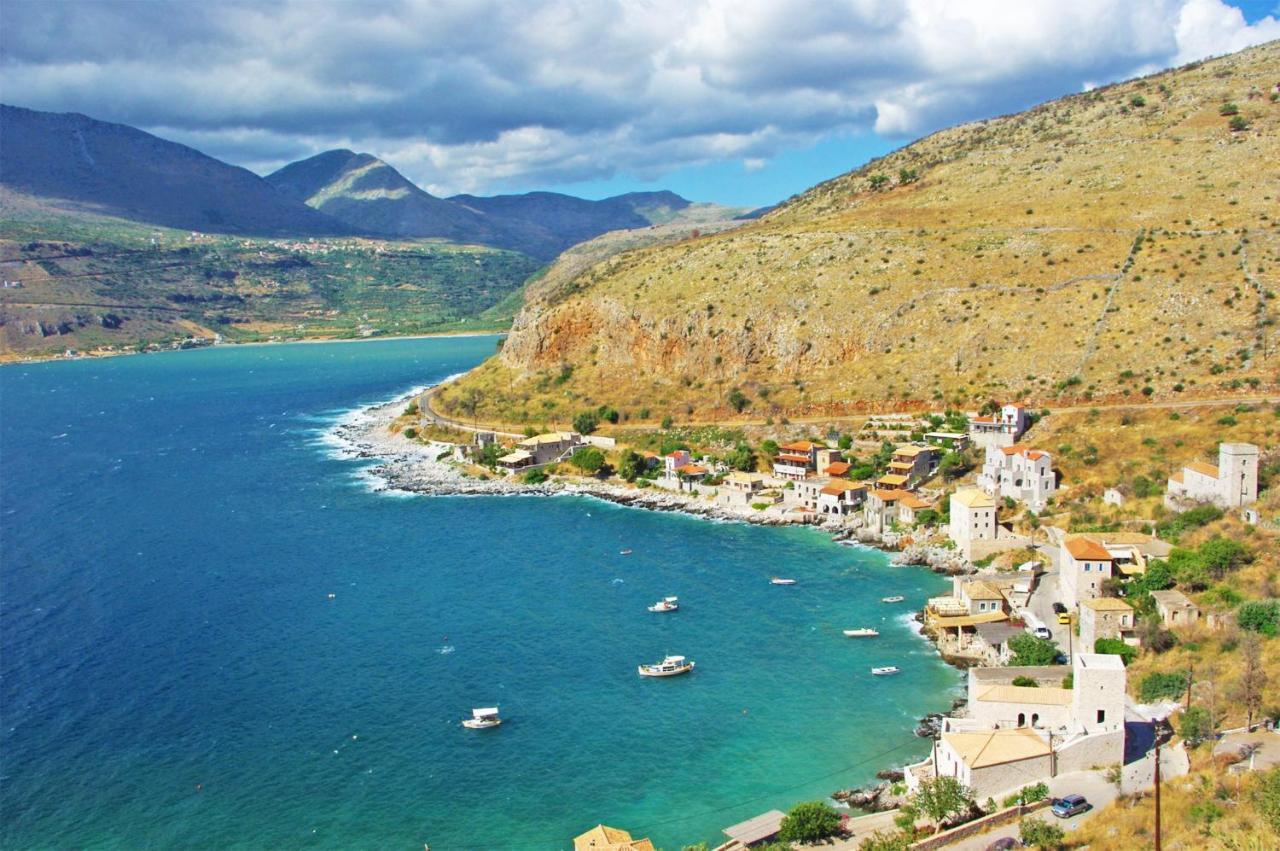 Guesthouse Toxotis Pyrgos Dirou Exterior photo