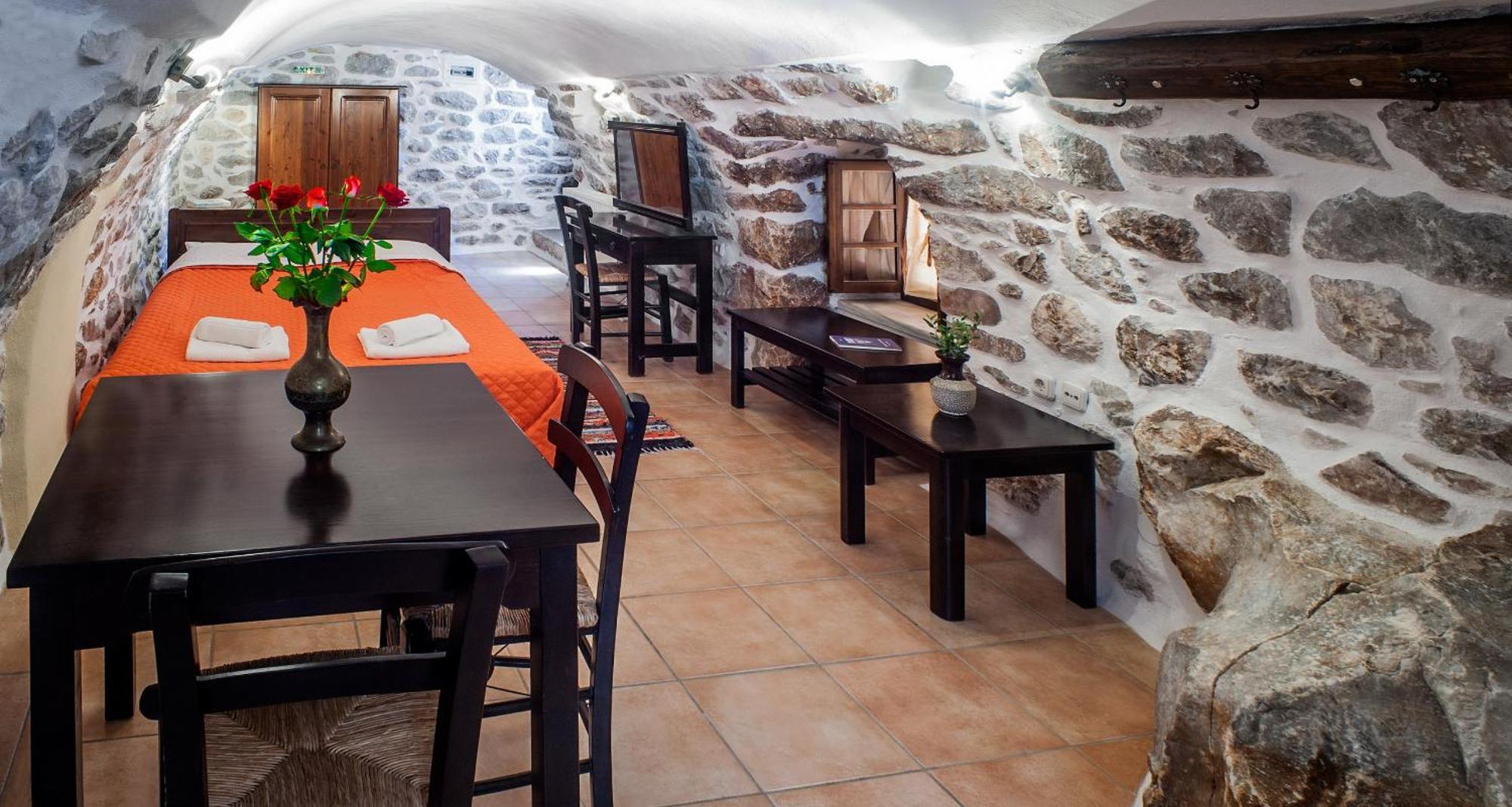 Guesthouse Toxotis Pyrgos Dirou Exterior photo