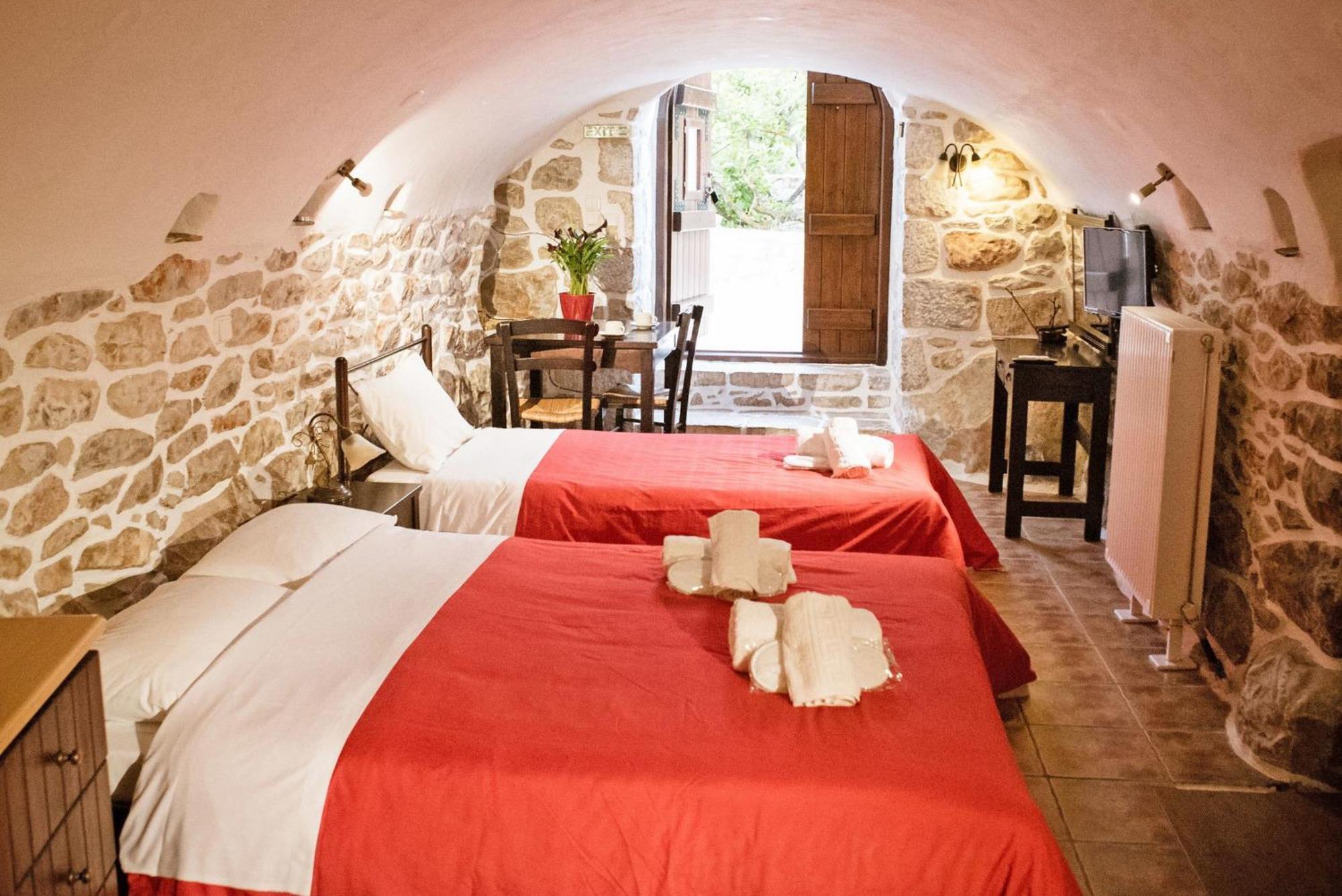 Guesthouse Toxotis Pyrgos Dirou Exterior photo