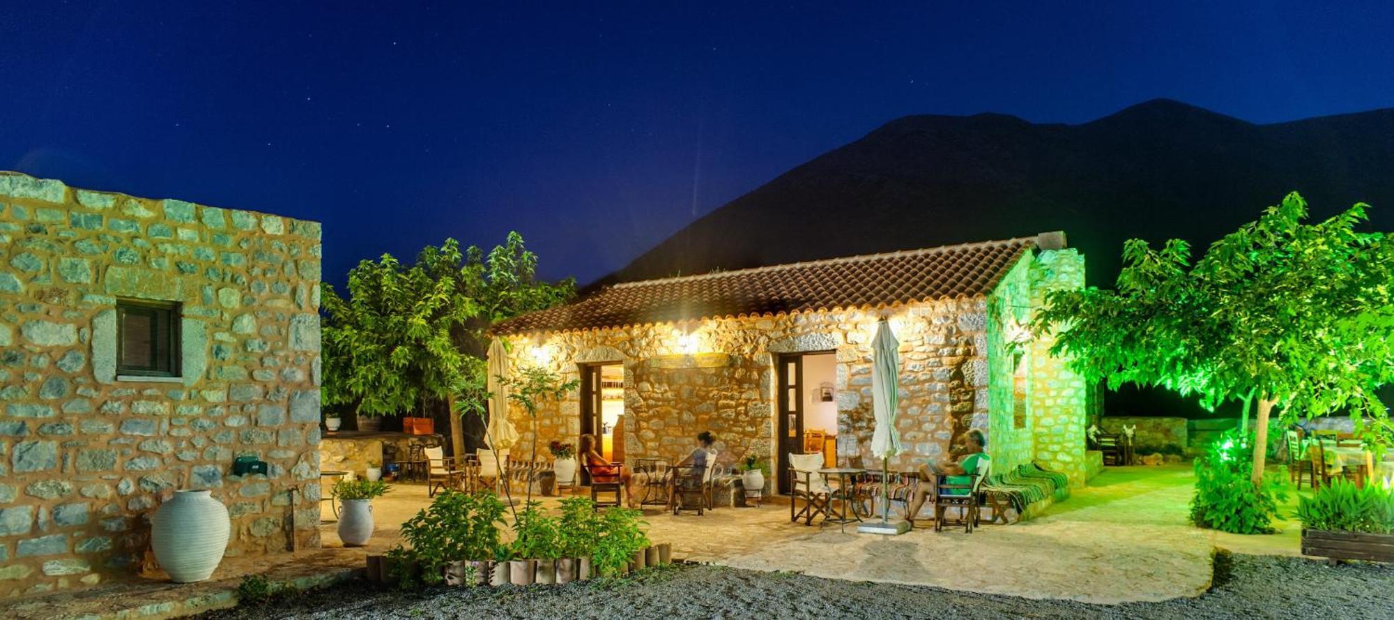 Guesthouse Toxotis Pyrgos Dirou Exterior photo