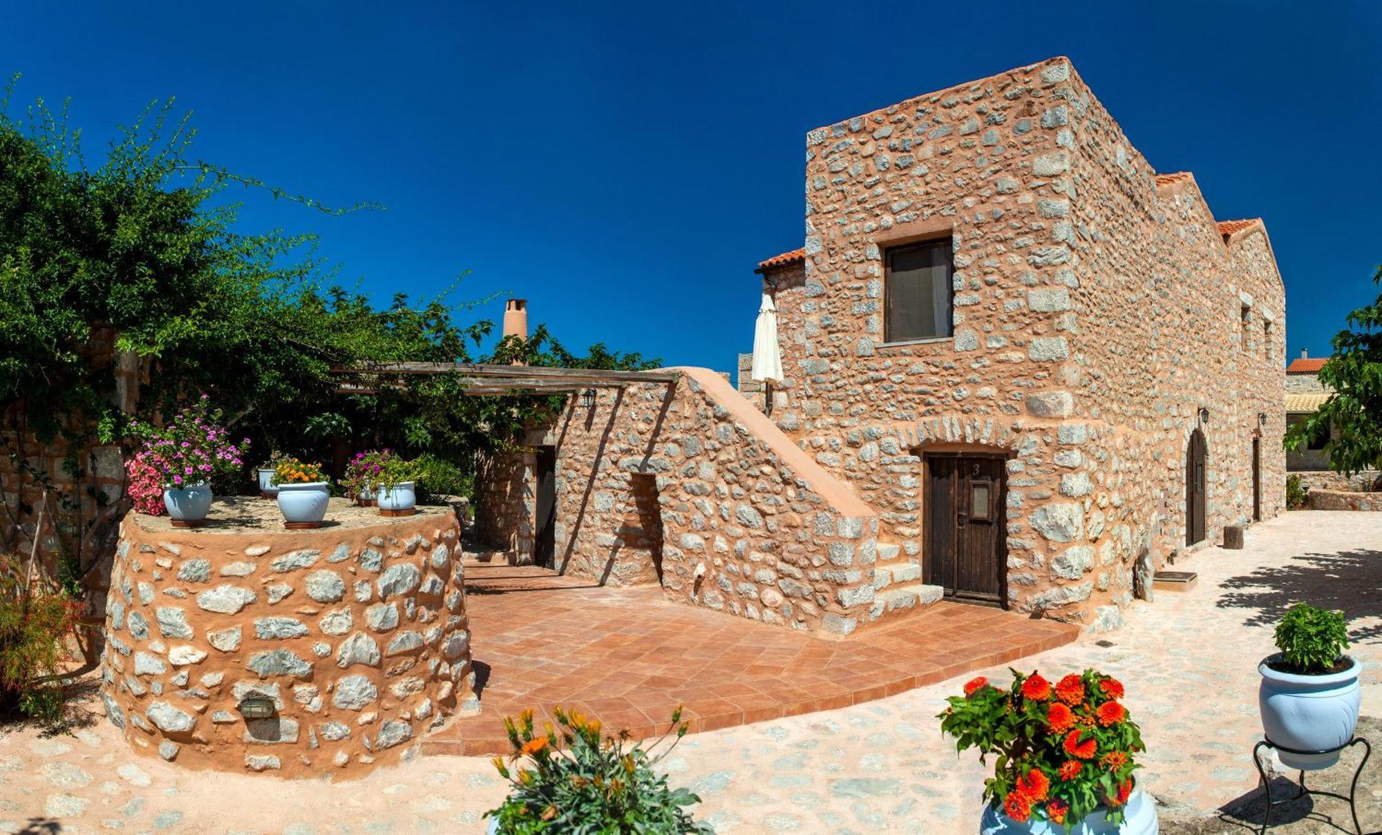 Guesthouse Toxotis Pyrgos Dirou Exterior photo